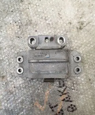 Volkswagen PASSAT B7 USA Engine mount bracket 1K0199555