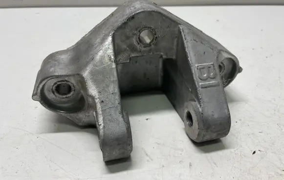 Nissan Qashqai Engine mounting bracket 038I72