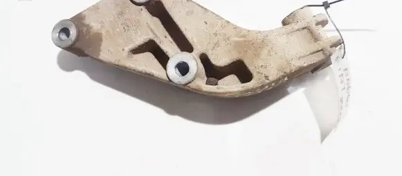 Engine mounting bracket