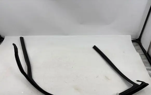 BMW iX1 Front door rubber seal 100357B HE2067791
