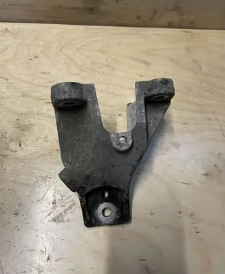 Engine mounting bracket