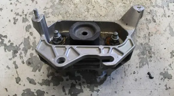 Dacia Logan III Gearbox mounting bracket 112535643R