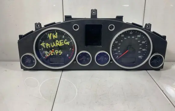 Volkswagen Touareg I Speedometer (instrument cluster) 7L6920970