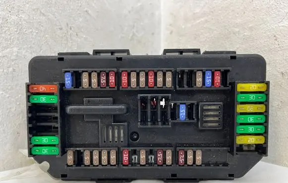 BMW 4 F32 F33 Fuse module 9389068