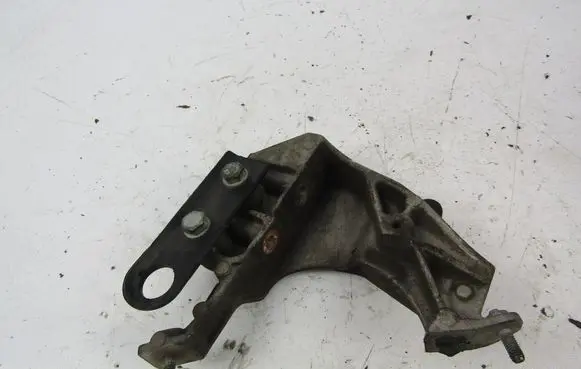 Peugeot 206 CC Engine mounting bracket 9635969880