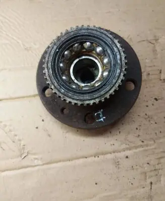Rear wheel hub