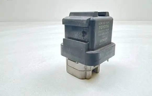 Toyota Avensis T250 Glow plug pre-heat relay 2861067010 1567000671