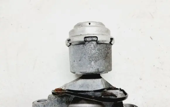 Volvo S60 Engine mount bracket 31304038 G2934100
