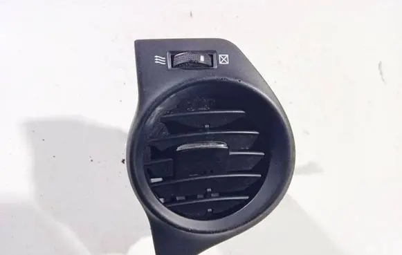 Lexus IS 220D-250-350 Dash center air vent grill gn71113820 gn711-13820