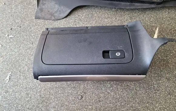Volkswagen Golf VI Glove box