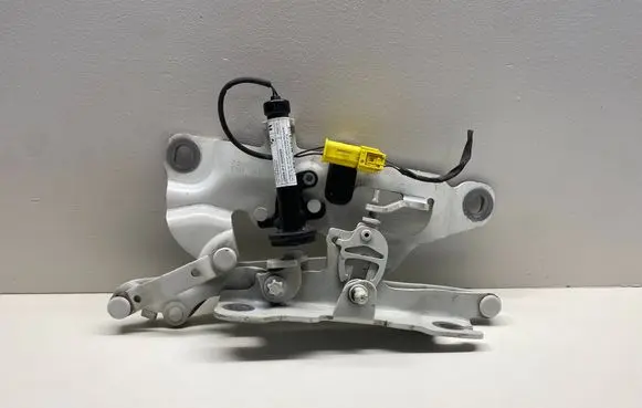 Engine bonnet/hood hinges