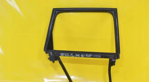 Porsche Cayenne (9PA) Rear door window/glass frame 