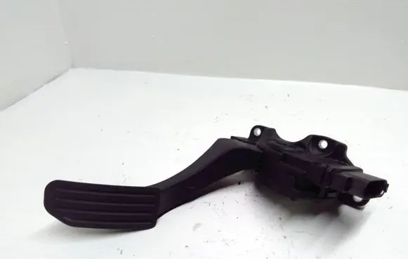 Accelerator throttle pedal