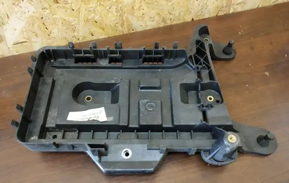 Volkswagen Golf V Battery tray 1K0915333H
