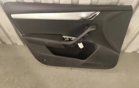 Skoda Octavia Mk3 (5E) Front door card panel trim
