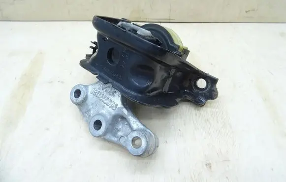 Engine mounting bracket