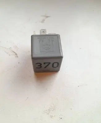 Volkswagen PASSAT B5.5 Coolant fan relay 8D0951253