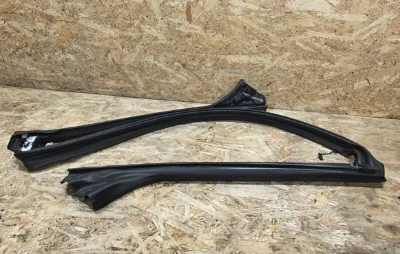 Jaguar XK - XKR Rubber seal front door window/glass X150Z08R1 X150Z08L1