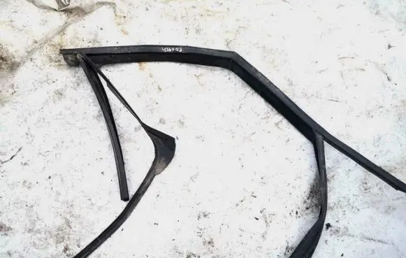 Skoda Yeti (5L) Front door glass trim molding 