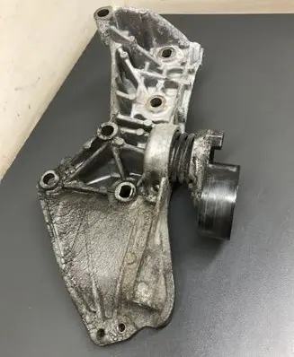 Nissan Qashqai Generator/alternator bracket 
