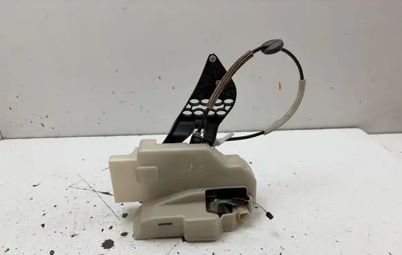 Volkswagen Touareg I Front door lock 7L0837867 25100D6