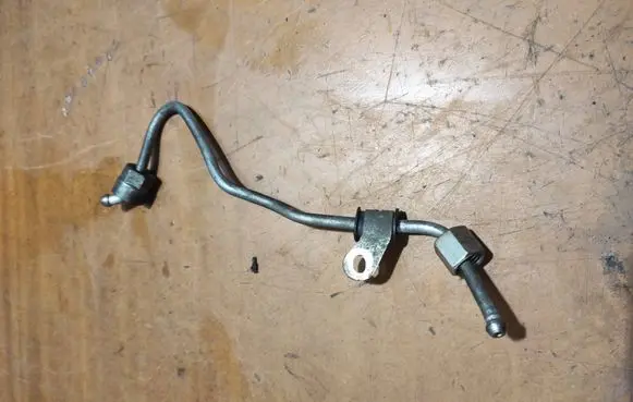 Fuel injector supply line/pipe