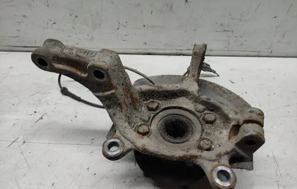Nissan Qashqai Front wheel hub spindle knuckle