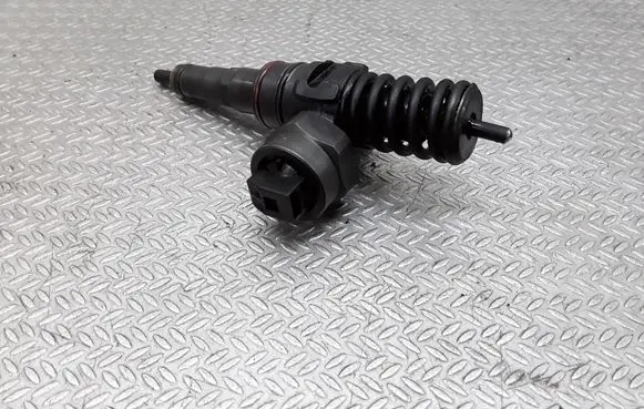 Volkswagen Sharan Fuel injector 038130073J