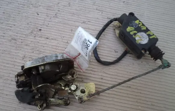KIA Sephia Rear door lock