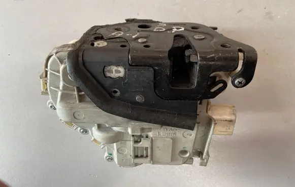 Audi A1 Front door lock 8X2837016