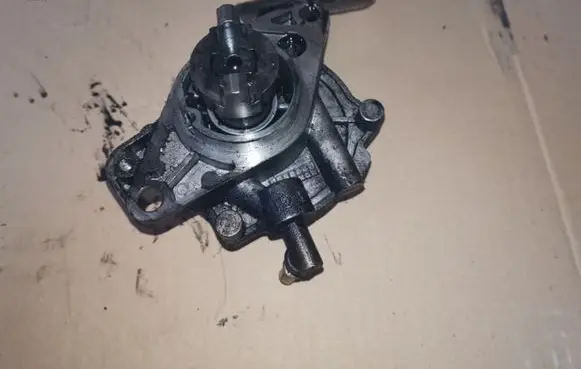 Opel Corsa D Vacuum pump 73501167
