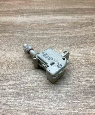 Volkswagen PASSAT B5.5 Fuel tank cap lock motor 3B0810773B 3B0959782