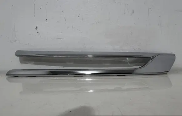 Manufacturer badge logo/emblem
