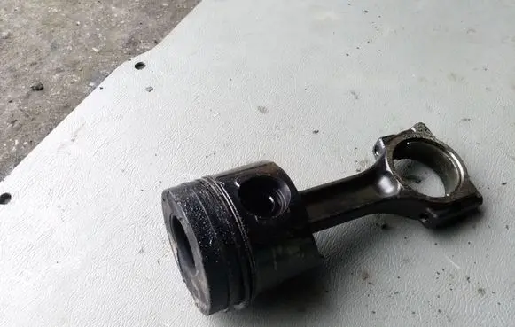 Renault Laguna II Piston with connecting rod