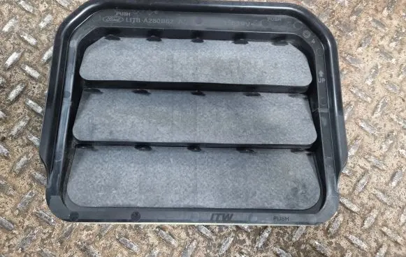 Quarter panel pressure vent