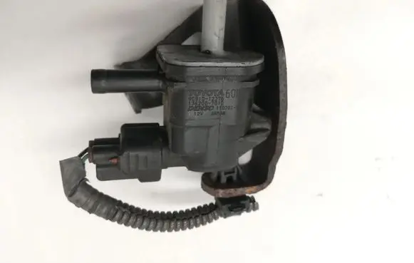 Engine mount vacuum valve