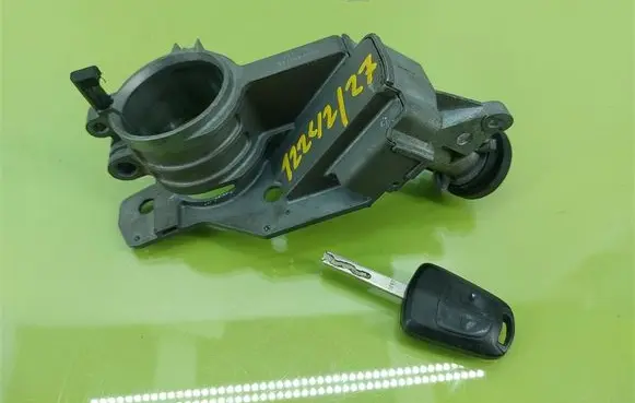 Opel Astra H Ignition lock 2421430