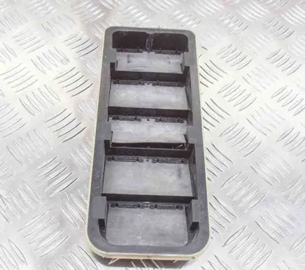 Volvo V40 Quarter panel pressure vent 8623444