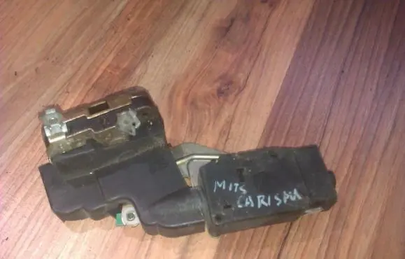 Mitsubishi Carisma Front door lock