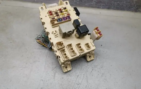 Toyota Yaris Fuse module 8198050030