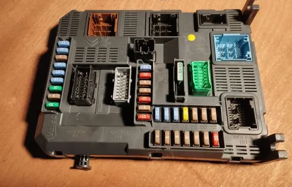Peugeot 208 Fuse module 9678355980
