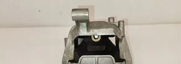 Volkswagen Tiguan Engine mount bracket 5N0199262A