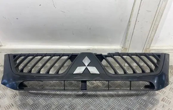 Mitsubishi L200 Front bumper upper radiator grill P4686