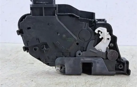Volvo C30 Front door lock 30753664