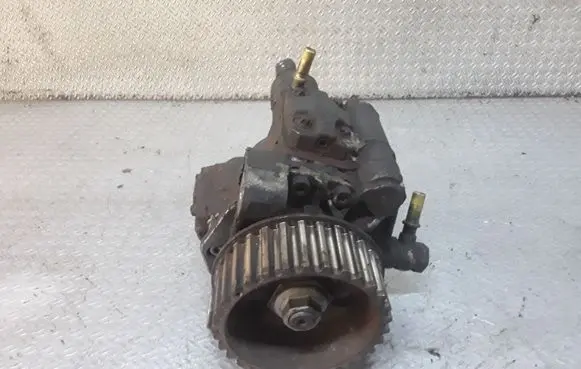 Renault Megane II Fuel injection high pressure pump 8200821184 A2C20000754 5WS40153