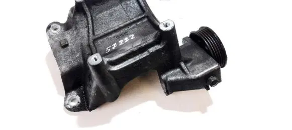 Lexus IS 200-300 Engine mounting bracket