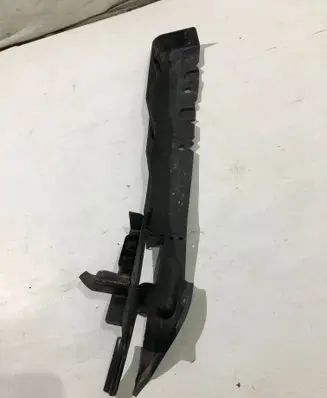 Ford Focus Fender mounting bracket 8M51A02677A D2L4A