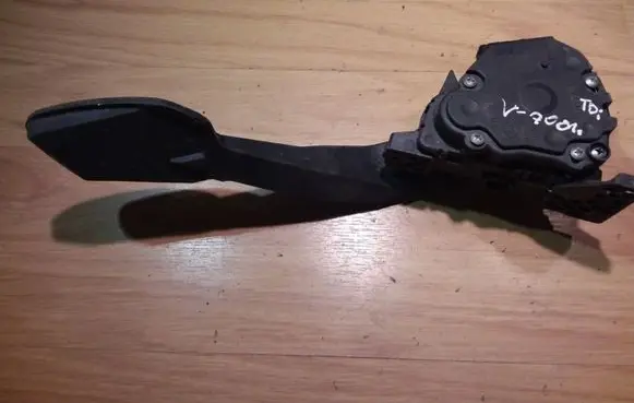 Volvo V70 Accelerator throttle pedal 9157553