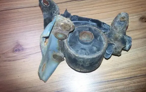 Mazda 323 Engine mount bracket