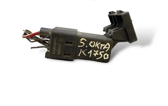 Skoda Octavia Mk2 (1Z) Glow plug pre-heat relay 038907281D